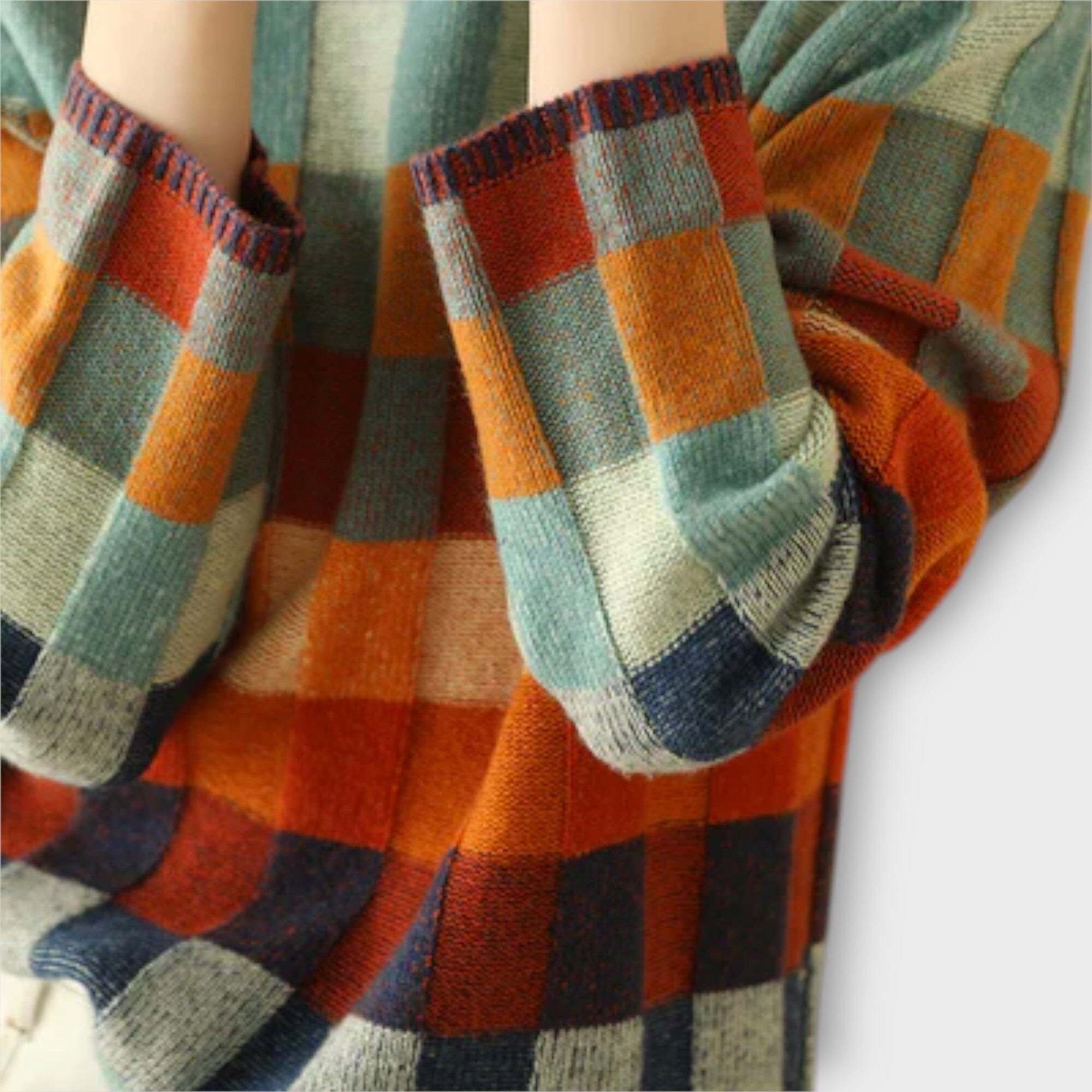 Erika – Suéter de Cuello Alto con Diseño Patchwork