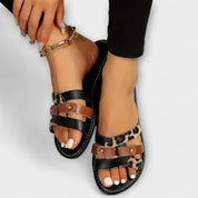 Sandalias con tiras cruzadas de leopardo