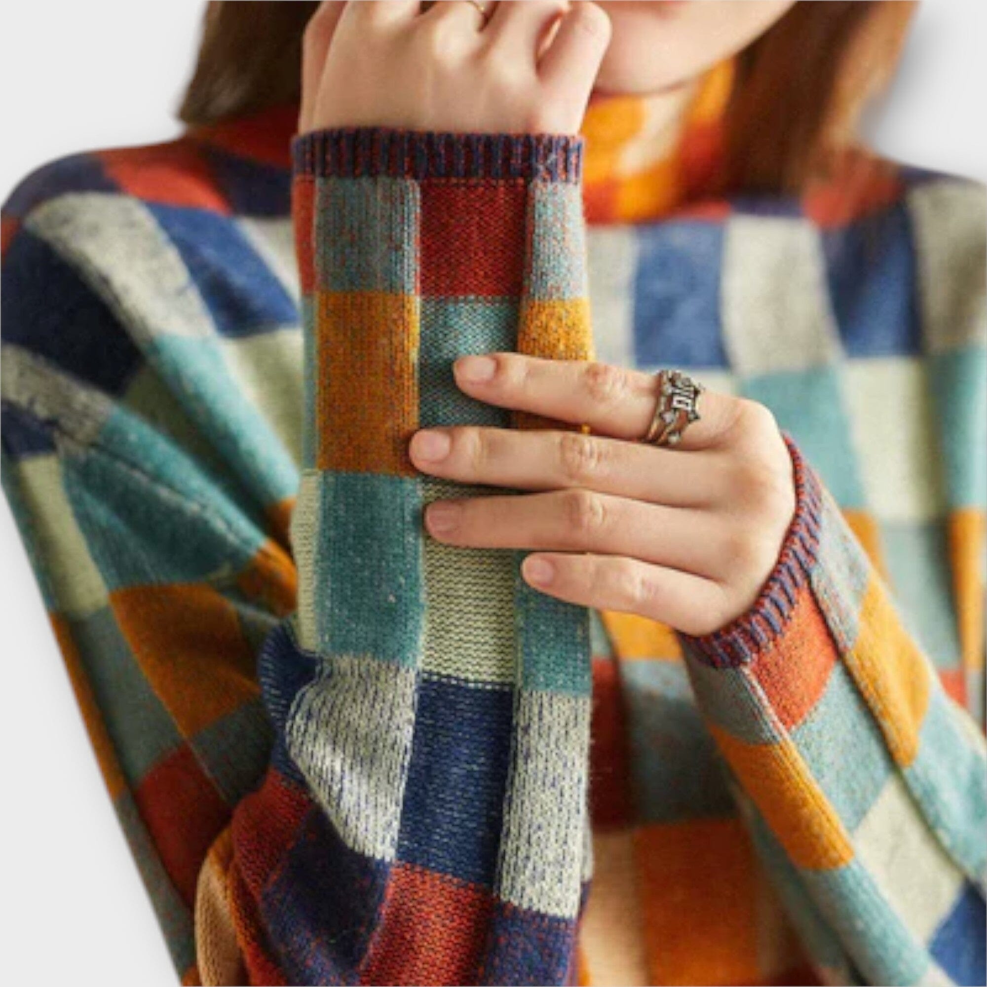 Erika – Suéter de Cuello Alto con Diseño Patchwork