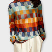 Erika – Suéter de Cuello Alto con Diseño Patchwork