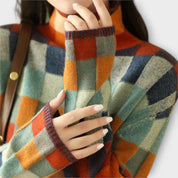 Erika – Suéter de Cuello Alto con Diseño Patchwork