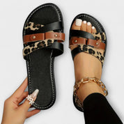 Sandalias con tiras cruzadas de leopardo