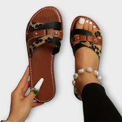 Sandalias con tiras cruzadas de leopardo