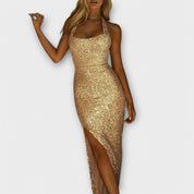 Vestido elegante con abertura alta