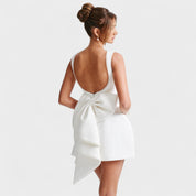 Carrie – Vestido Mini con Lazo de Perlas