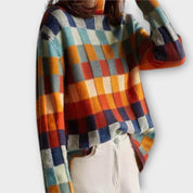 Erika – Suéter de Cuello Alto con Diseño Patchwork