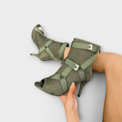 Sandalias elegantes de tacón con puntera abierta