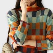 Erika – Suéter de Cuello Alto con Diseño Patchwork